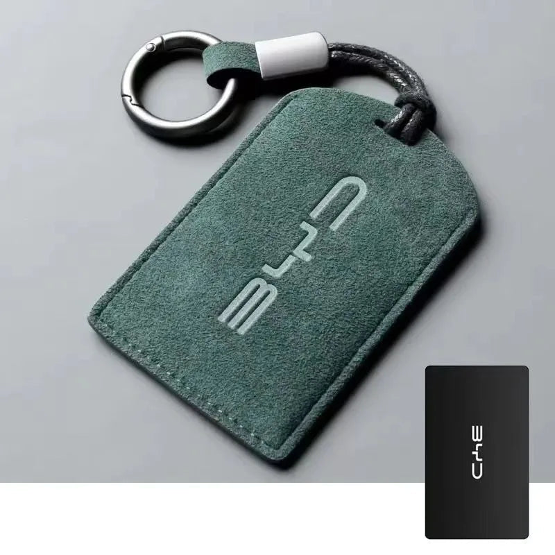 Green keychain tag with 'CHE' logo on a gray background