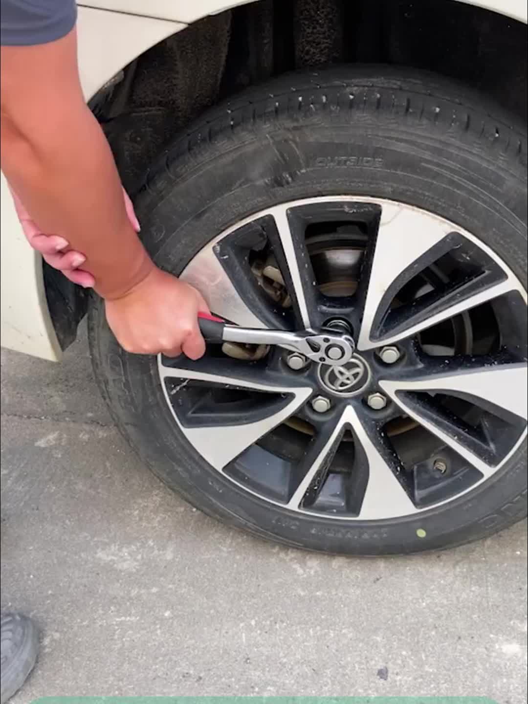 4-in-1 Telescoping Socket Wrench Set - Chrome Vanadium Steel Emergency Tool